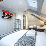 *F4Gh For Your Most Relaxed & Cosy Stay + Free Parking + Free Fast Wifi *